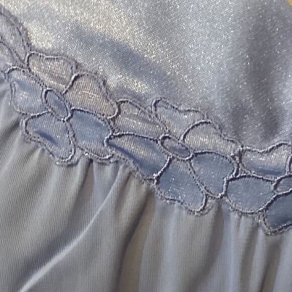 Vintage Vanity Fair Periwinkle Sleep gown USA Floral M - Picture 10 of 11